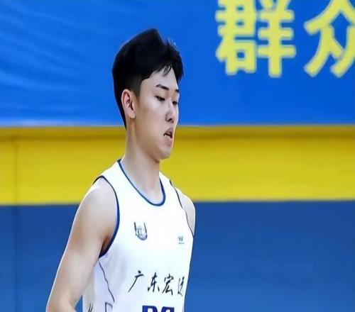 连续两赛季缺席广东名单！21岁小将单防赵继伟一战成名后罕见现身