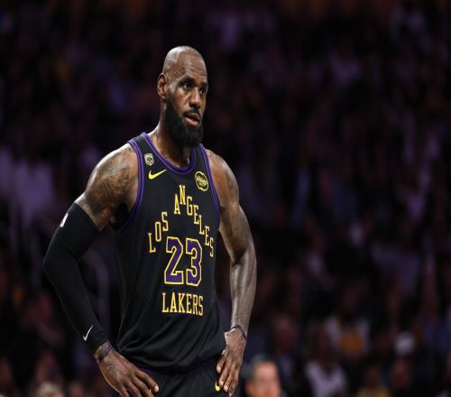 NBA头牌詹姆斯的"被低估"困局：5.8亿赚了23赛季，他还在被压价