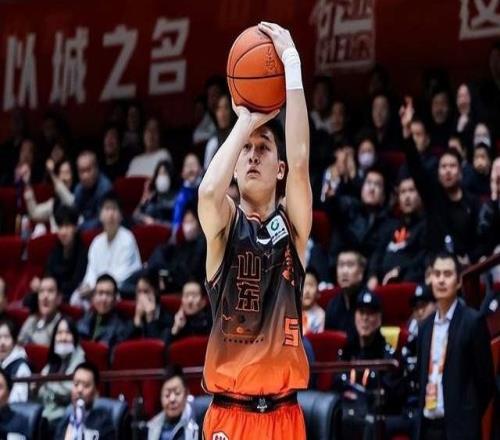 太猛了！18岁小将狂轰49+10，堪称“山东小库里”，邱彪捡到宝了