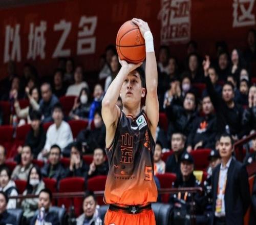 队友合计49分！“小库里”王证51+10+8三分率山东险胜同曦
