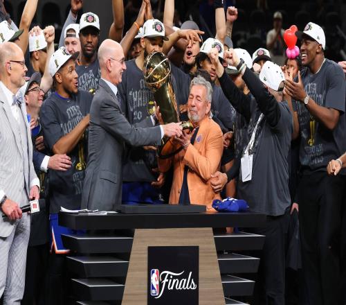 NBA热度回升，但82场常规赛的沉闷难题仍未解