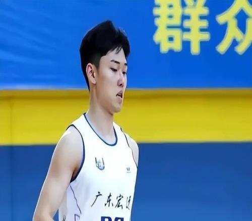 单场飙中9记三分轰27分！广东21岁小将新赛季能否冲击轮换