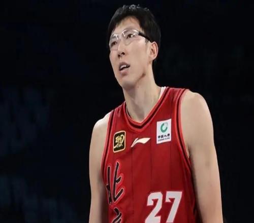 周琦、徐杰、郭昊文、刘金雨在美训练小聚并合影，穿搭各有风格！