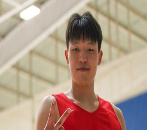 男篮抵杭州备战热身赛！各将心情不错，多人送签名，杨瀚森缺席！