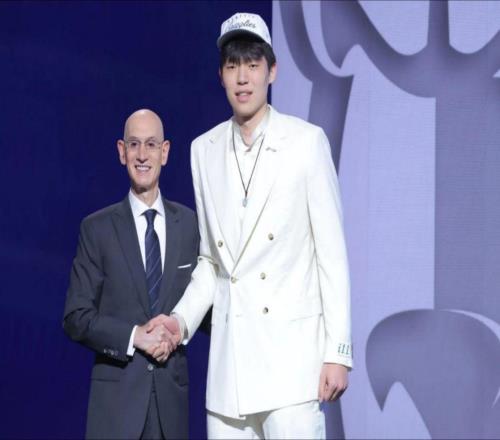 场均2.2分1.5板的杨瀚森能在NBA打出来吗媒体人：可效仿奥尼尔
