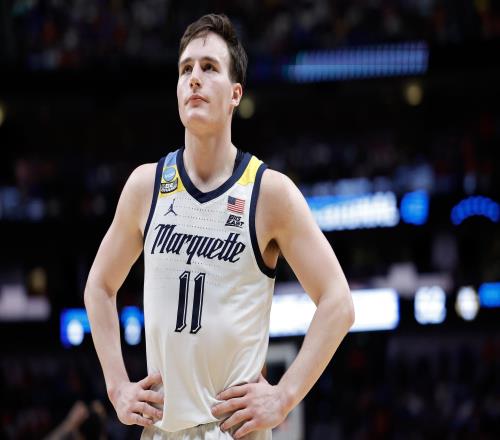 NBA球员太接地气被警察误认路人，急喊：我真是队员