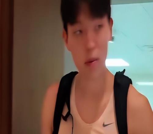 肉眼可见“精瘦”！杨瀚森抵达杭州随男篮汇合有望出战荷兰热身赛