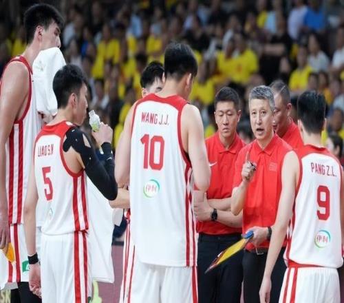 热议中国男篮战澳大利亚热身赛12人名单：郭士强磨合阵容兼顾练兵