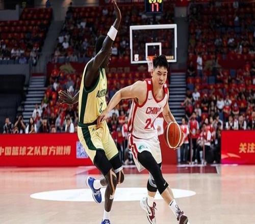 热议中国男篮10分击败澳大利亚：王俊杰崔永熙领衔锋线爆发引盛赞