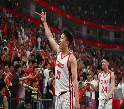 中国男篮热身击败澳大利亚，王俊杰、崔永熙打出亮眼表现