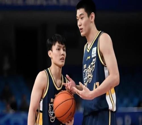 狂轰40分32板！男篮19岁天才两战杀疯了：下一个胡金秋就是他了