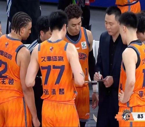 上海男篮陷入纠结，洛夫顿续约成难题，两问题明显，或被卢伟放弃