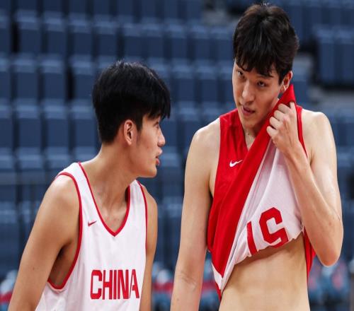 时隔486天男篮首秀演砸！杨瀚森仅7+8各种丢篮板腹肌成唯一亮点