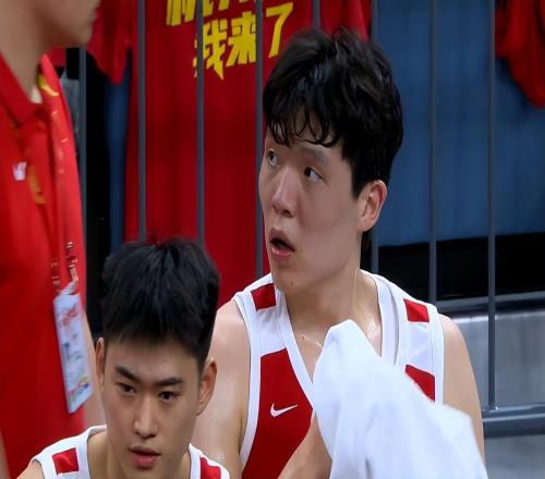 男篮热身赛：杨瀚森首秀慢热，表现不如徐昕，球员之间默契不足