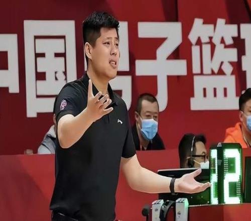 闹他曝CBA劲旅主帅下课，篮协副主席实锤，当事人给出不同说法