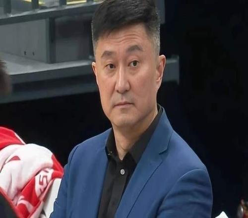 广东3消息！徐昕意外受伤，名嘴评杜锋不带训练，胡明轩新身份