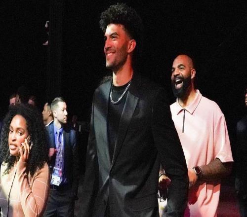 像勒布朗詹姆斯一样，卡梅伦布泽尔身穿全白西装亮相NBA选秀