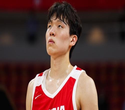 杨瀚森时隔486天回归7+8：前三节4中1单节0出手被郭士强用成蓝领