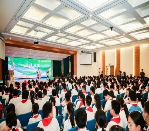 冠军教练给冠军学校讲“冠军心”，励志精神点燃少年成长路