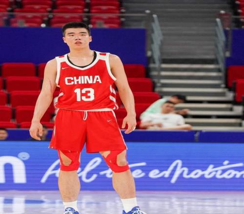 炸裂首秀！16岁张懿赵杰砍23+6，跨级统治世青赛，下一站NCAA