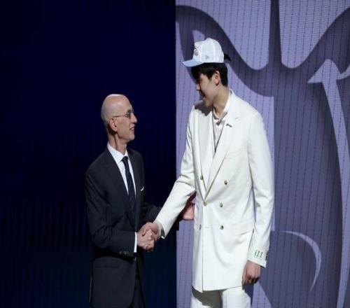 媒体人：杨瀚森结束国家队窗口期比赛将随开拓者参加今年NBA夏联