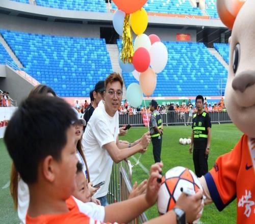 “我们是一家人”！青岛海牛球迷见面会举行