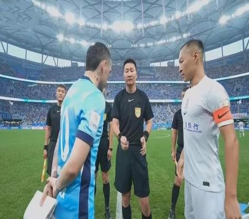 14，大连英博送申花近8轮首胜，斯坦丘破门后伤退，后防线如漏勺