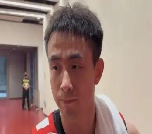 CBA男篮速递！赵继伟突发崴脚出战成疑，山西签约国手前锋，杨鸣吐露心声，辽篮热身赛时间出炉