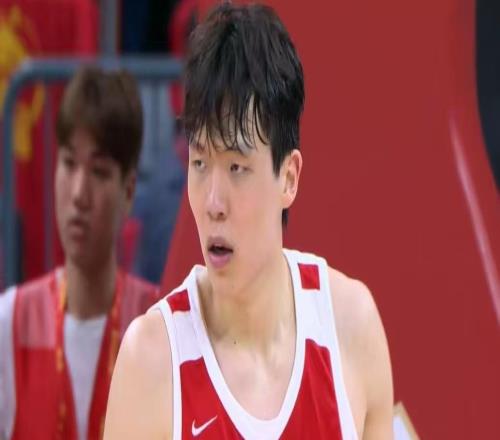 明晚中国男篮对阵日本，传来4个好消息，王俊杰杨瀚森双核驱动