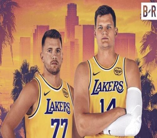 NBA疯狂一夜！13笔签约达成，湖人史诗级4换1，新三巨头诞生了