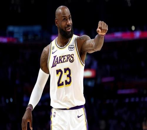 NBA疯狂一夜！湖人大换血4出4进，詹姆斯离队，火箭捡漏成大赢家