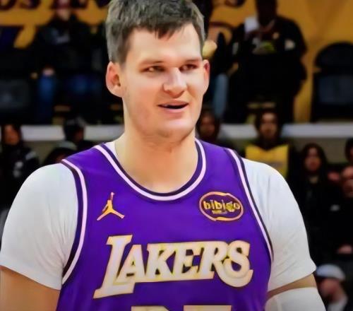 NBA疯狂一夜！湖人连签4人，布朗1换5，乔治联手獭兔，詹姆斯待定