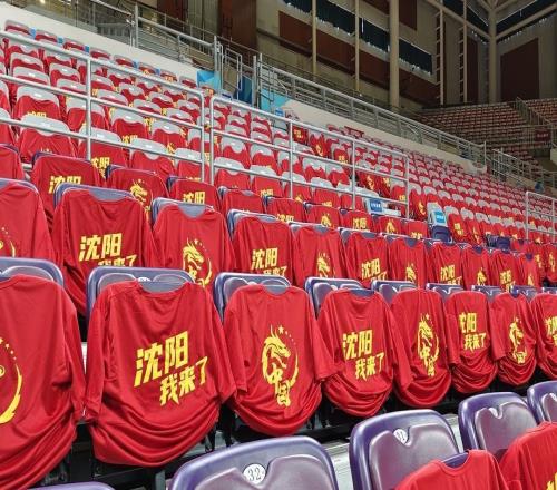 球场铺满中国红！中国男篮坐镇主场迎战日本，杨瀚森归队说不紧张