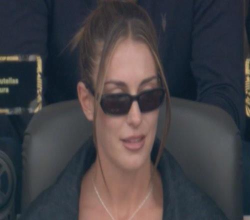 气质出众，巴萨女足传奇普特利亚斯现场观战西班牙队比赛