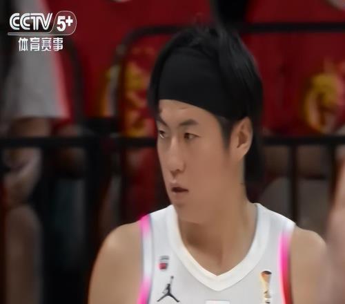 男篮半场落后日本10分！216又吃08断电杨瀚森5分一度怒瞪裁判
