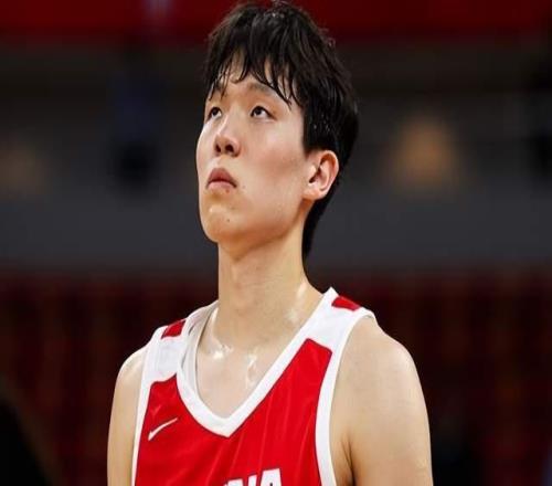 半场落后10分！中国男篮打得太乱，杨瀚森仅5分，想赢日本有点难