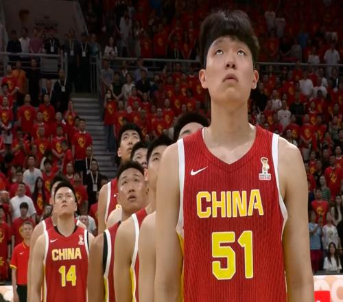落后日本10分！中国男篮陷入绝境后卫乱打球杨瀚森摸不到球+5分