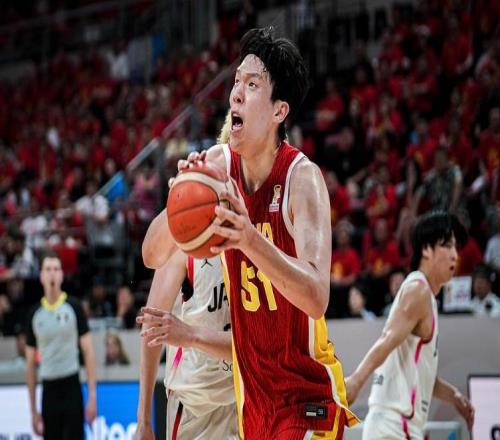 杨瀚森正式回归首秀：仅9+7再被霍金森打爆陷犯规麻烦存多项短板
