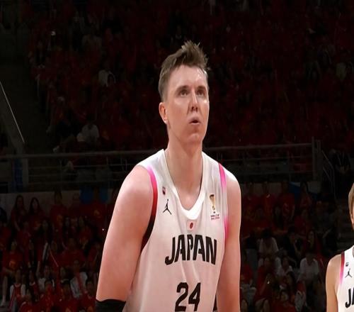 男篮惨败日本排名垫底，球员评分：4人及格，杨瀚森王俊杰低分