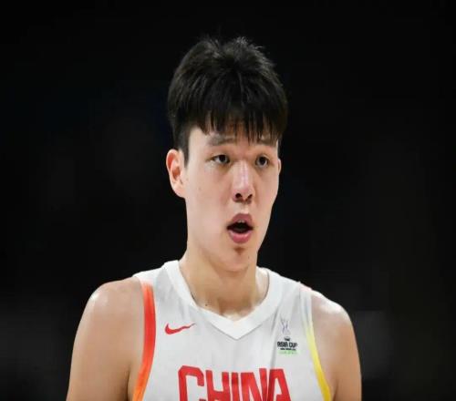 揪心！中国男篮4050，落后日本男篮十分，老叔用人换人引争议！