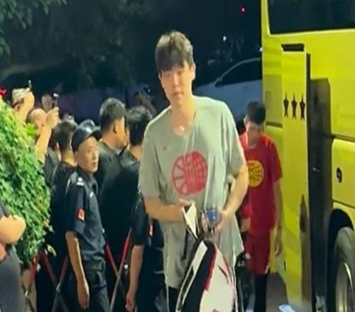 惨败日本谁注意赛后高呼郭士强赵继伟加油，杨瀚森表情尴尬！
