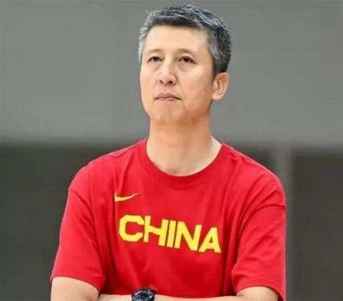 男篮世预赛！中国7392不敌日本，赛后杨鸣、杨毅和杨健都说了啥