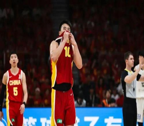 中国男篮速递！赵继伟称年轻球员执行力不够，胡金秋哽咽发声，下场比赛将迎来出线生死战