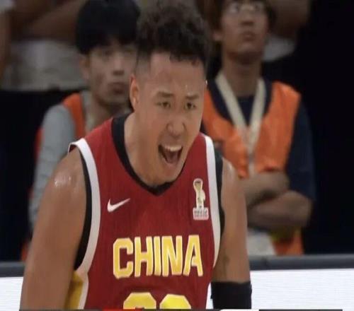 半场结束，中国男篮落后10分
