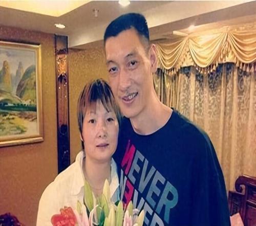 原来王哲林父亲是他，身高2米，刘玉栋队友，经商成功，享受生活