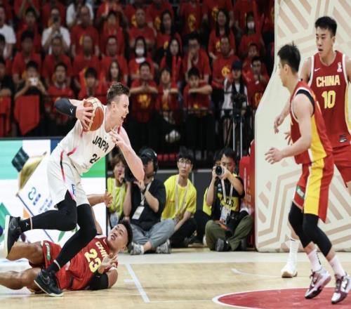 中国男篮不敌日本队，世界杯出线形势待定