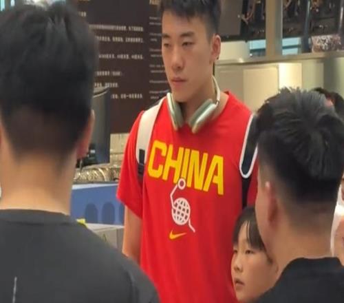 男篮大早启程韩国！全队情绪低沉，杨瀚森王俊杰严肃，压力山大了