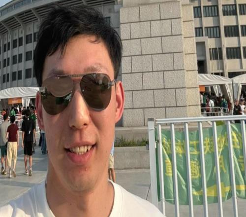 支持同城球队，周琦晒工体照：三里屯国安打卡！