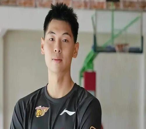 杜锋不再担任广东主帅后，球队招聘翻译，为后续外教做准备