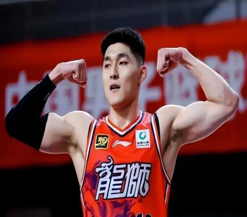 CBA：上海男篮全力追求胡金秋，杜锋胡明轩一起看粤BA，山西将刘东送往天津换三号选秀签，山东报价李祥波